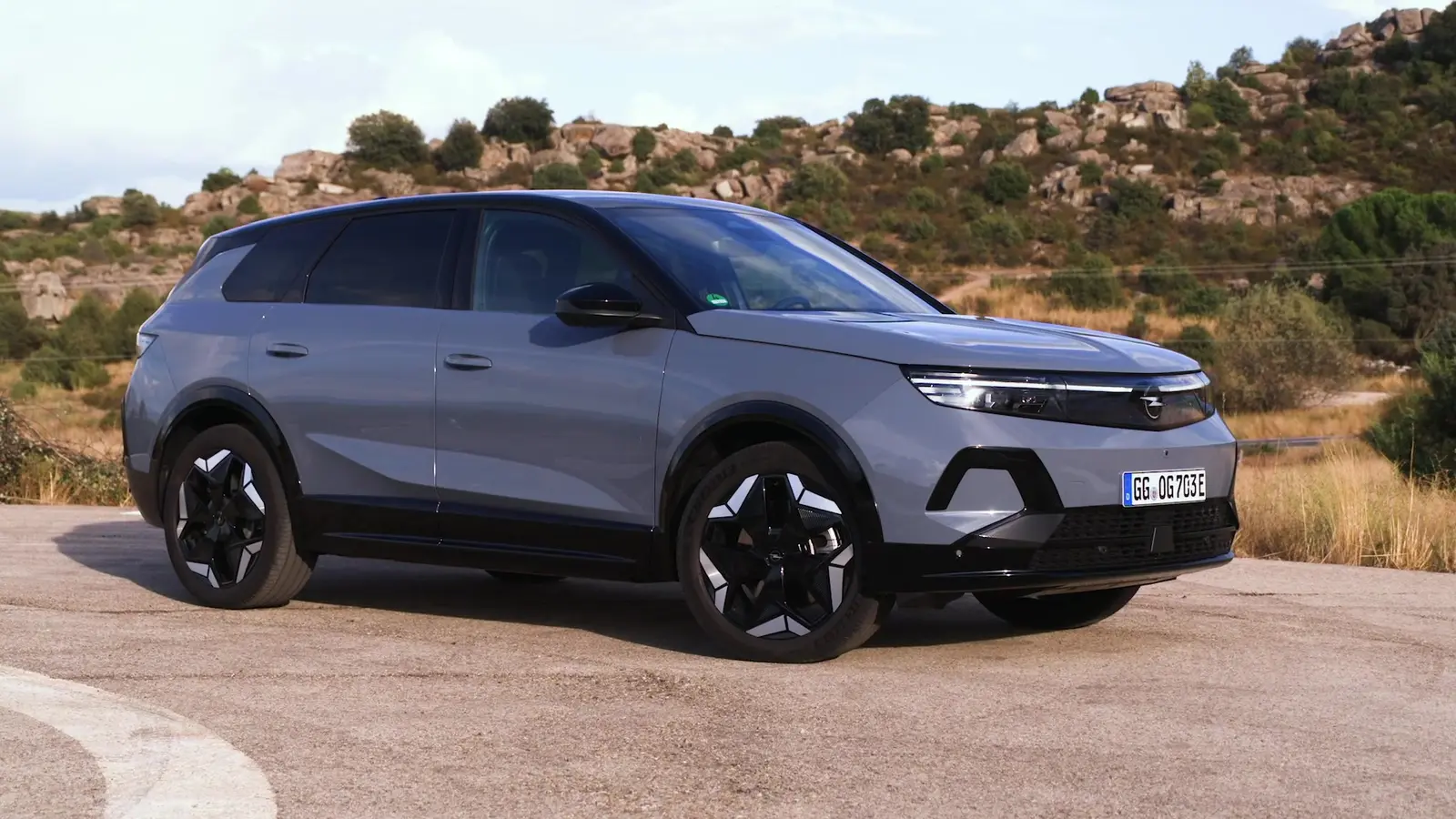 Gri Opel Grandland Elektrik AWD geniş ön yan görünümü
