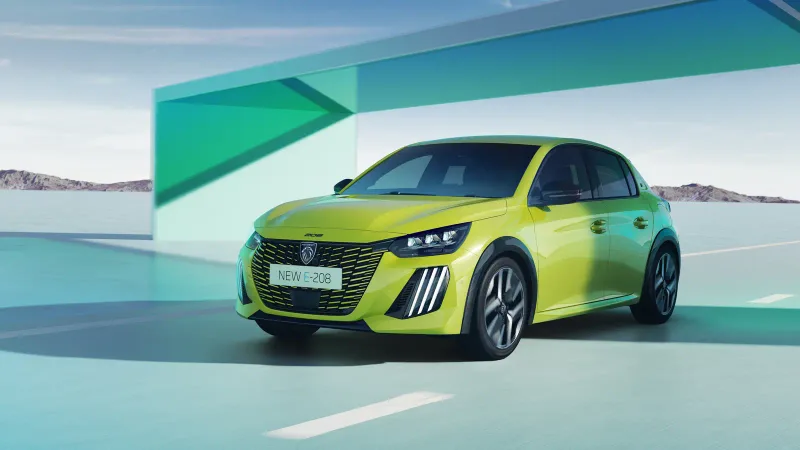 Agueda Sarı Peugeot E-208 GT ön üç çeyrek sürüş sahnesi