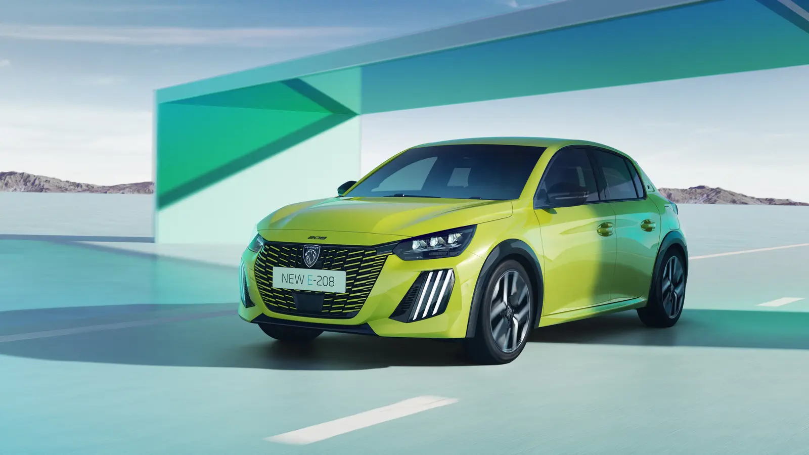 Agueda Sarı Peugeot E-208 GT ön üç çeyrek sürüş sahnesi