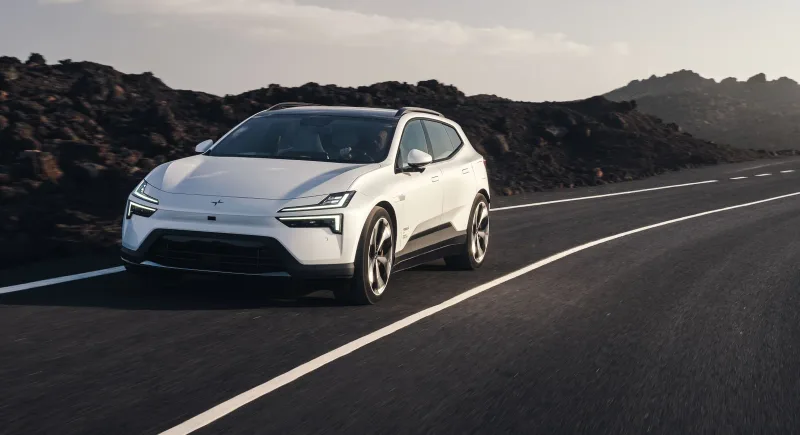 Polestar 4 SUV yolda önden üç çeyrek görünüm