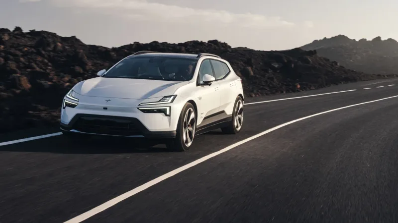 Polestar 4 SUV yolda önden üç çeyrek görünüm