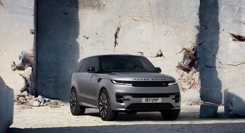 Gri Range Rover Sport Electric taş ocağında önden üç çeyrek görünüm