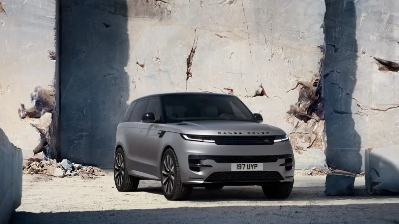 Gri Range Rover Sport Electric taş ocağında önden üç çeyrek görünüm