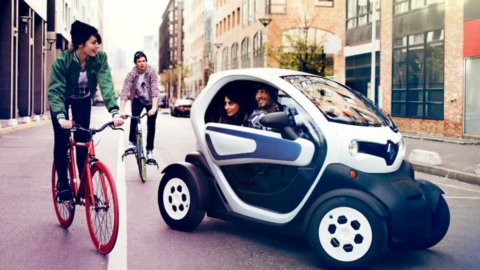 Beyaz Renault Twizy şehir ortamında ön yan görünümü