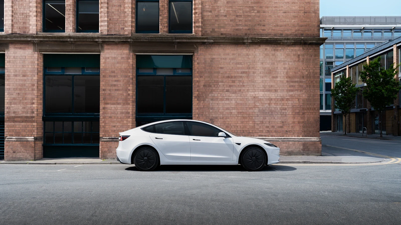 Beyaz Tesla Model 3 RWD yan görünümü
