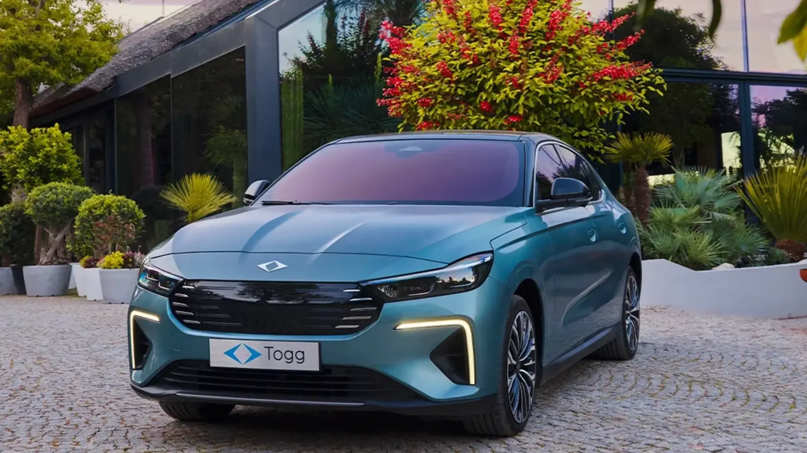 Urla Togg T10F taş yolda ön üç çeyrek görünümü