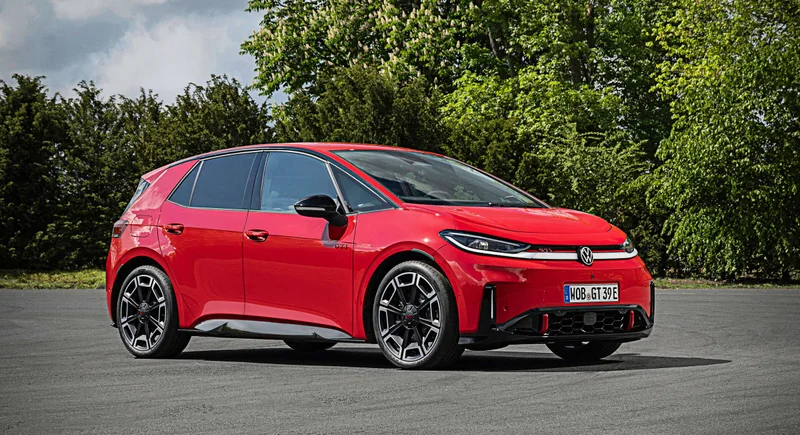 Ağaçlar önünde kırmızı Volkswagen ID.3 GTI kart fotoğrafı