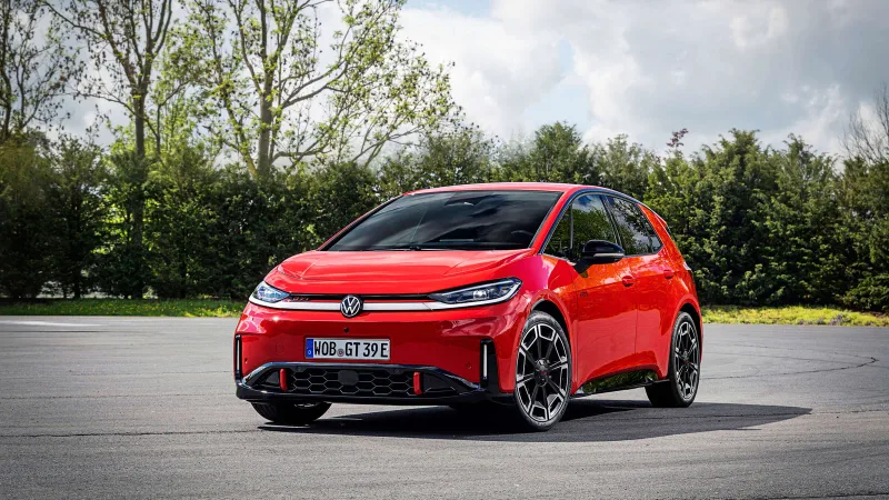 Ağaçlar önünde kırmızı Volkswagen ID.3 GTI ön üç çeyrek görünümü