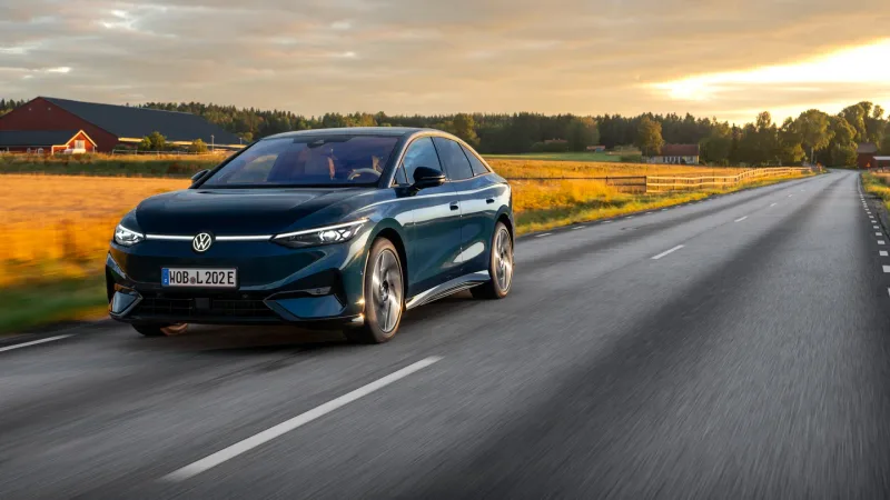 Volkswagen ID.7 Pro S, yolda önden üç çeyrek görünüm