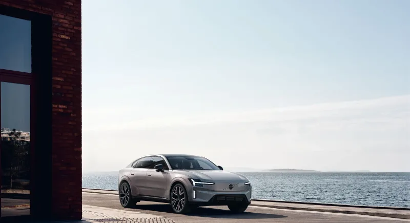 Aurora Silver Volvo ES90 sahil yolunda önden üç çeyrek görünüm