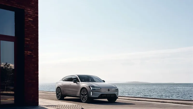 Aurora Silver Volvo ES90 sahil yolunda önden üç çeyrek görünüm