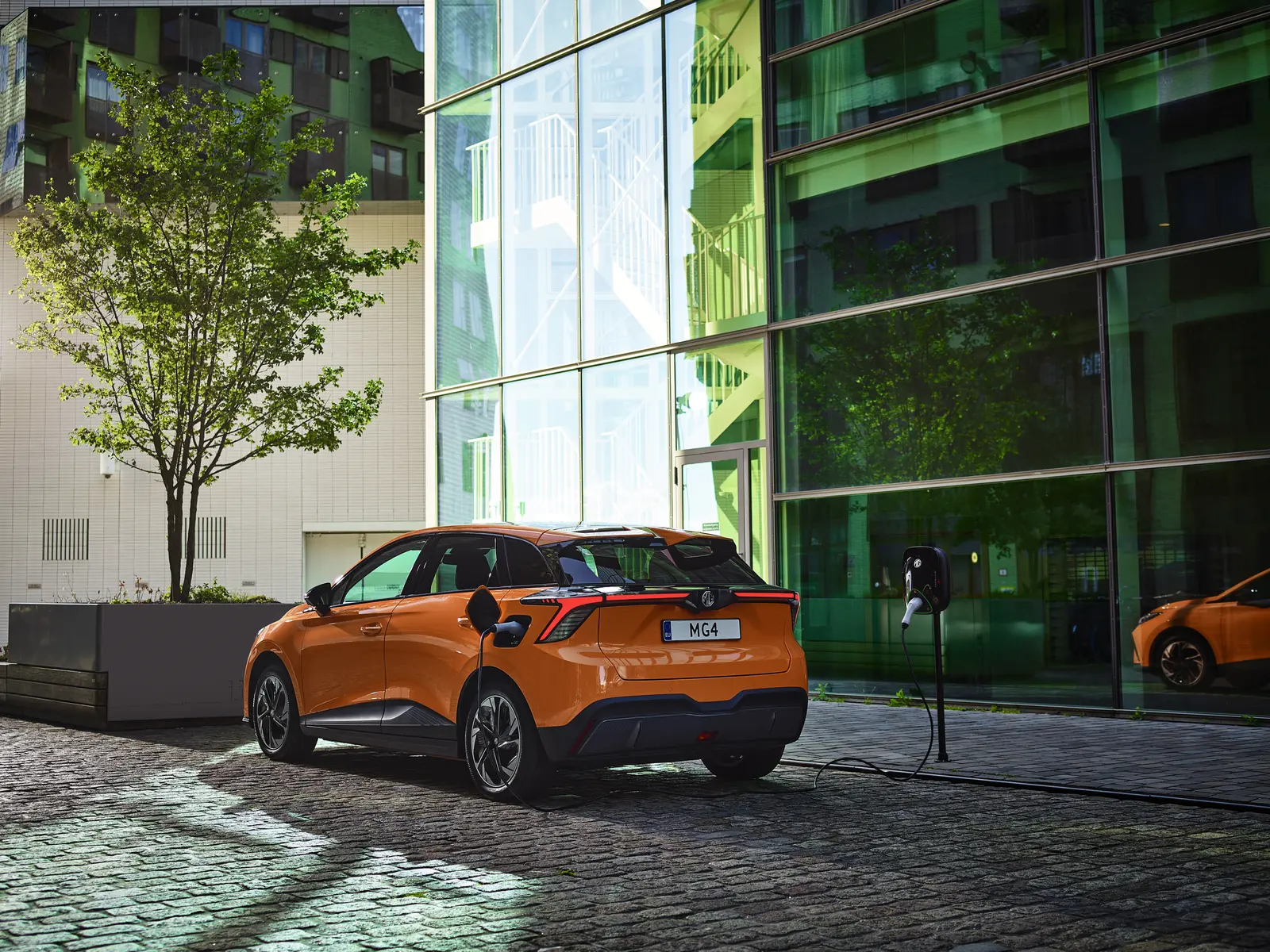 Şehir içinde AC şarj noktasına bağlı elektrikli otomobil