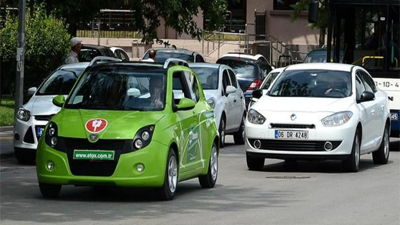 Yeşil Etox E-V elektrikli hafif ticari prototipi şehir trafiğinde