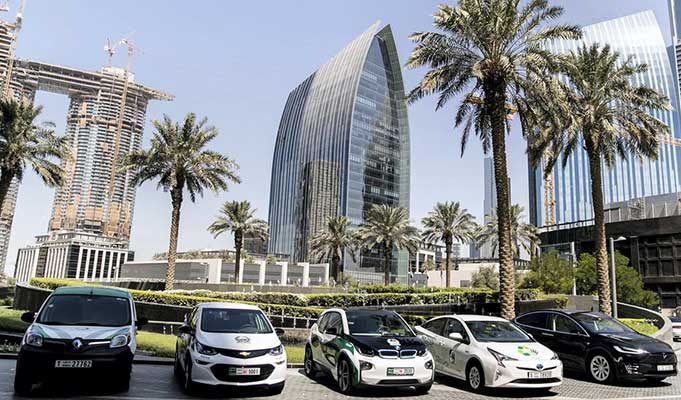 Dubai'de Ücretsiz Otopark Elektrikli Araba